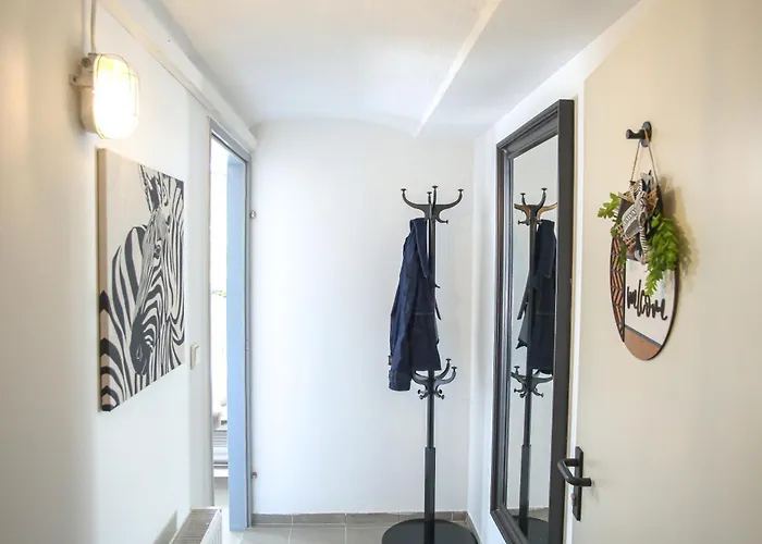 - Urban & Stylish With Garage Apartment *