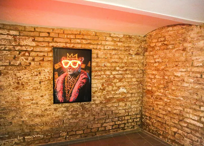 - Urban & Stylish With Garage Apartment *